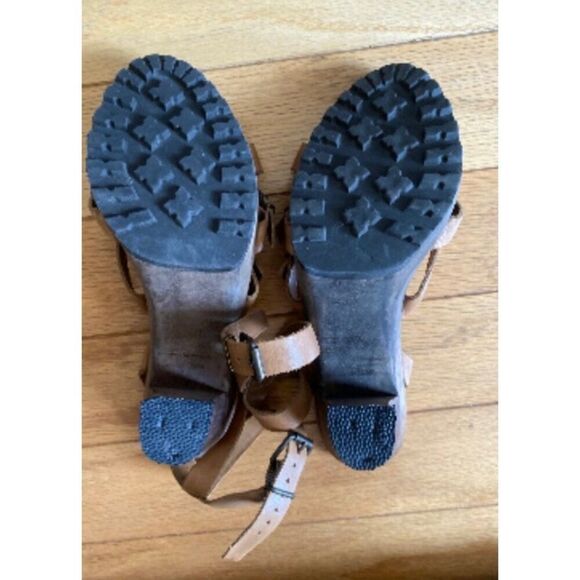 Clarks Tan Brown Suede Strappy Sandals With Memory Fit Cushion Size 8M - Picture 9 of 11